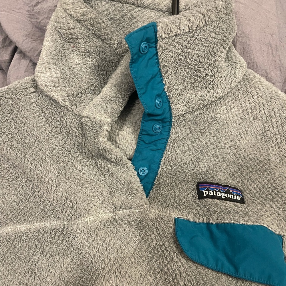 Patagonia grey/teal sweatshirt